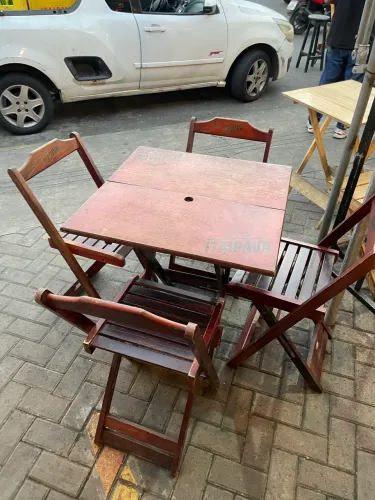 Conjunto de mesa e cadeiras de madeira
