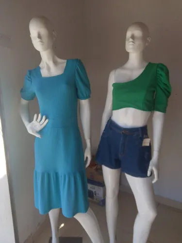 Vendo 2 maniquim feminino , aceito cartão de crédito 