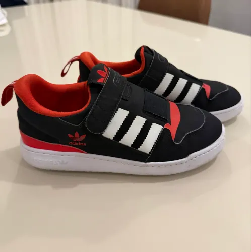 Tênis original Adidas Disney tamanho 32