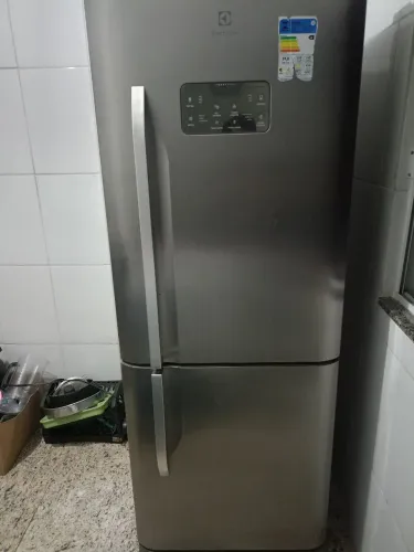 Geladeira com defeito , mais nova de mais