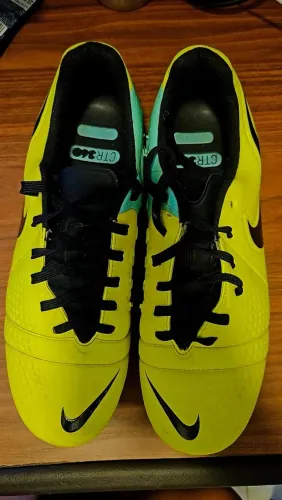 CHUTEIRA COM TRAVA NIKE CTR360
