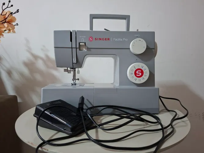 Máquina singer pro facilita 4432
