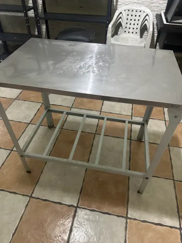 Bancada inox em cima e ferro em baixo