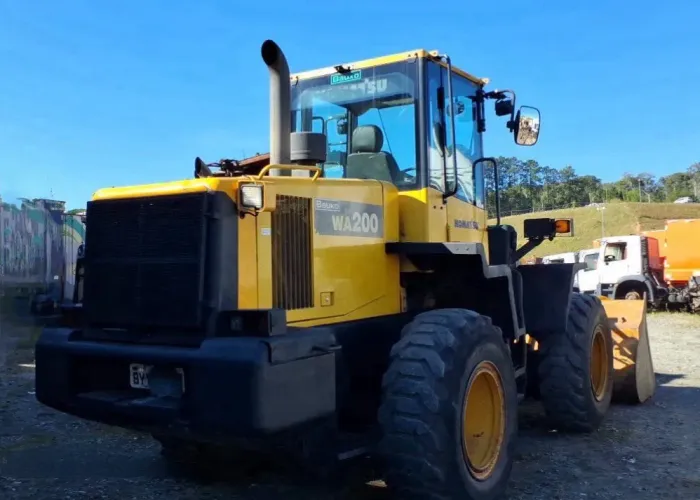 Pá Carregadeira Komatsu WA200 ano 2019, com 17.000 horas e ar condicionado, em SP