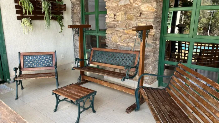 Conjunto de bancos, balanço e mesa de centro