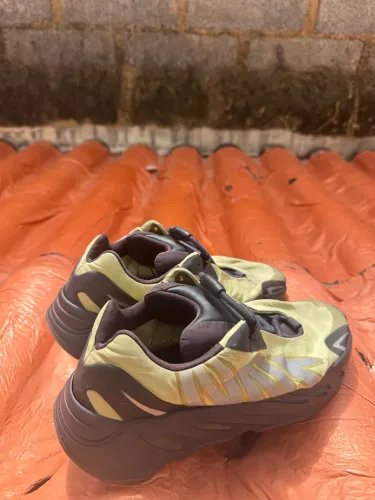 yeezy 700 v3 azael 40