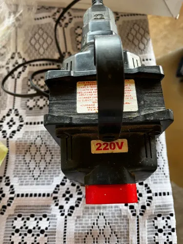 O dispositivo é bivolt, permitindo a conversão entre 110V/127V e 220V.