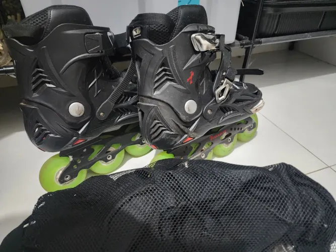 Patins Traxart Dynamix com acessórios.
