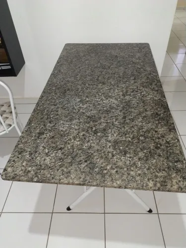 Mesa de granito com quatro cadeiras de brinde.
