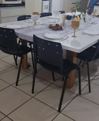 Mesa grande + 8 cadeiras