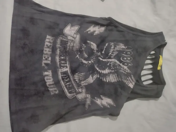 Blusa azul escuro com detalhes nas costas
