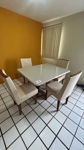 MESA DE JANTAR COM 4 CADEIRAS - TAMPO DE VIDRO