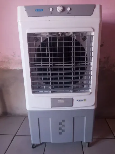 Vendo climatizador hot sat plus 70 litros semi novo excelente uso tenho o manual de uso