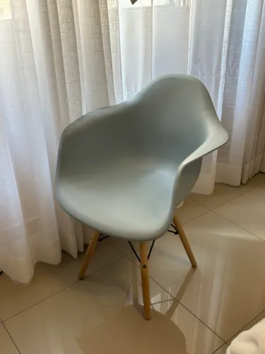 Cadeira Charles Eames Arm Base Madeira