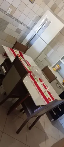Mesa com 4 cadeiras usada 