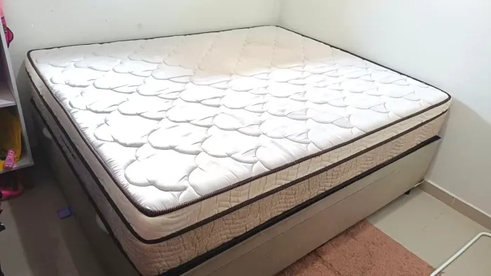 Cama queen com base baú