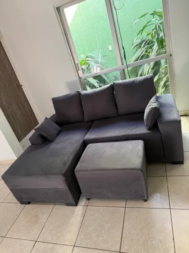 Sofá na cor chumbo , 3 meses de uso , entrego