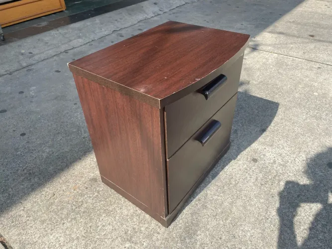 Mesa de cabeceira de madeira 2 gavetas