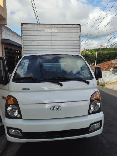 Vendo uma HR Hyundai 2013/2014 Bau em ótimo estado. 