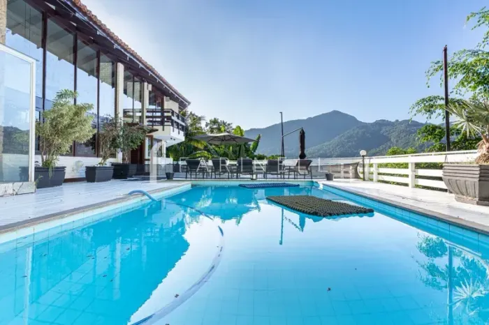 Excelente casa abraçada pelo verde no melhor condomínio do Itanhangá.