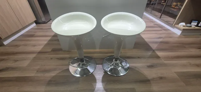 2 Banquetas brancas