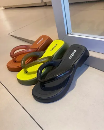 Vendo Melissa na cor preta, super linda, 36, nunca usada.