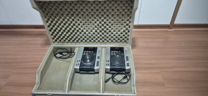 CDJ 200 Pioneer os 2 com a caixa 