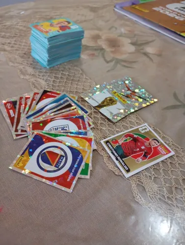 Vendo figurinha da copa do mundo de 2026 , jogador , time , brilhante e legend
