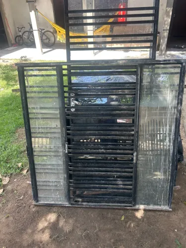 Vende se porta e janelas de ferro R$: 550