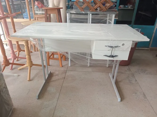 Mesa escritório nova com 2 gavetas 1 com chave