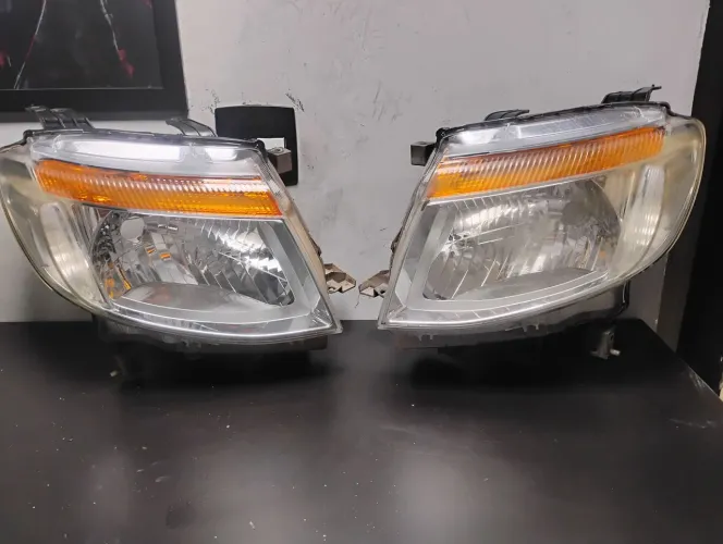 Farol da Ford Ranger 2016 original <br>Pode anunciar por 400,00 o par.