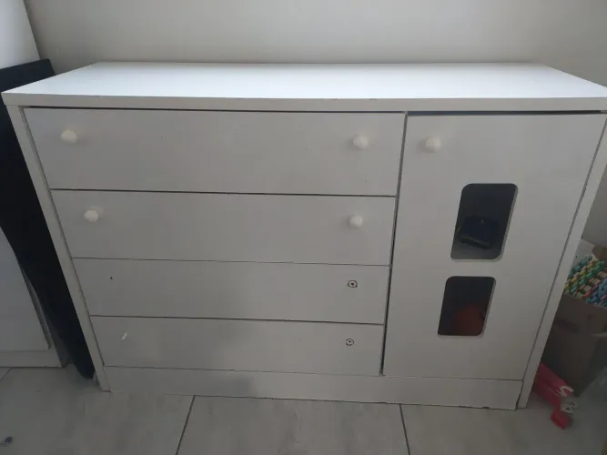 Cômoda com 4 gavetas