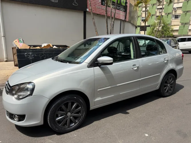Volkswagen Polo Sedan 1.6 MI Total Flex 8V 4P 2012