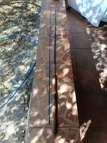 Vara de Pesca Antiga Vintage em Fibra de Vidro com Cabo de Madeira - 2,03 m