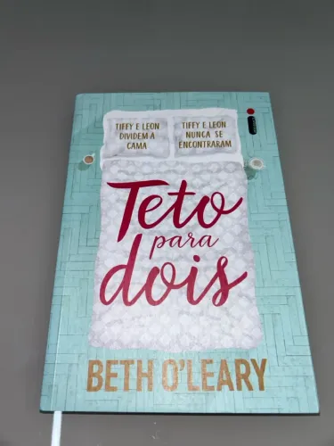 livro de romance teto para dois, de beth o'leary