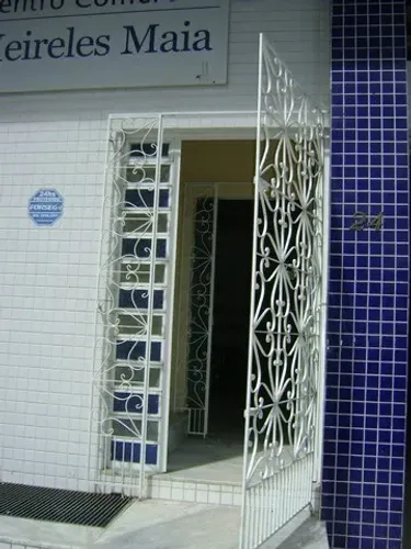 AMPLA SALA, NA COBERTURA DE UM PRÉDIO COM FUNDOS PARA A AVENIDA HERÁCLITO GRAÇA, APROPRIAD