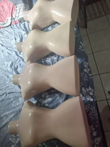 Tenho 4 corpo de manequim feminino semi novo