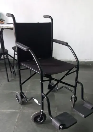 Cadeira de Rodas CDS / suporta até 95 k