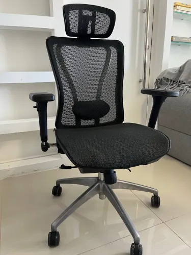Cadeira de Escritório Comfy Caprice Tela Mesh Preta, Base Alumínio, Braço 3D