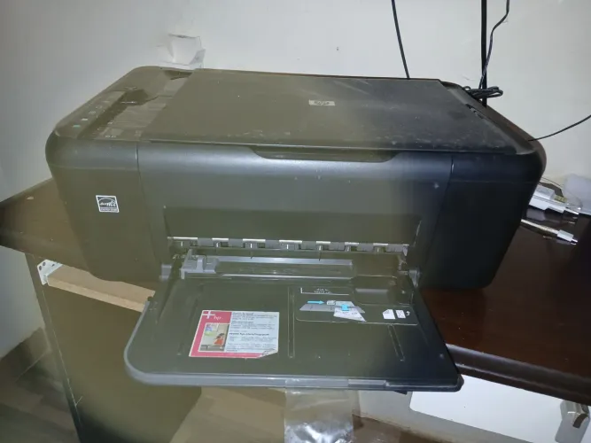 Vende-se 1 impressora HP Deskjet F4480. Não está funcionando,é mais pra pegar peças.