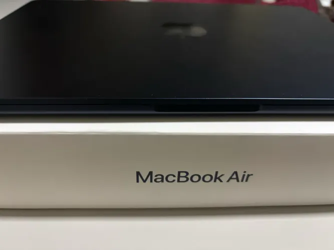 MacBook Air M4 - 4 meses de uso, na garantia até 2027.