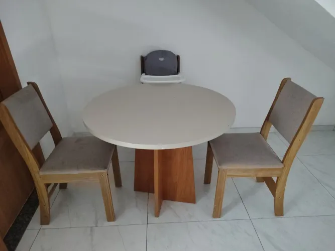 Mesa redonda com 3 cadeiras