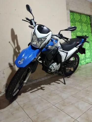 Bros 160 ESDD 2017 com os adesivos da 2020
