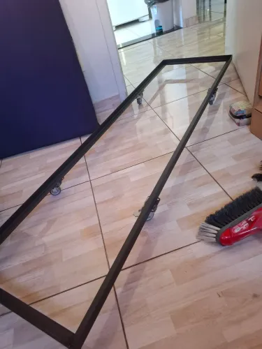 Suporte de ferro resistente com rodinhas ideal para facilitar a movimentacão de objetos.
