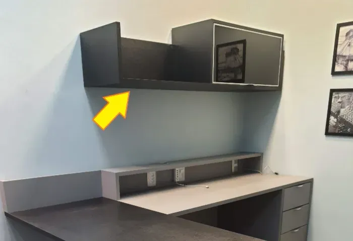 Armário suspenso, em MDF formicado Preto, com porta basculante em vidro preto, Todeschini