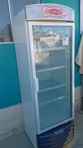 Expositor de bebidas e refrigerantes funcionando entrego sem custos dependendo do local !
