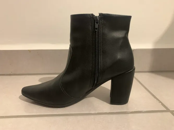 Bota cano curto de bico fino