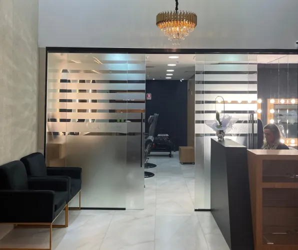Recepção em madeira pura com iluminação em LED.