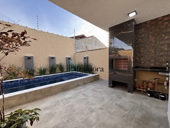 Casa Moderna com piscina a venda em Itanhaém, lado praia.