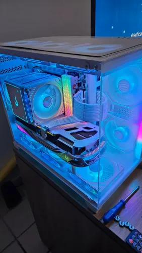 Gabinete gamer aquário exclusivo Neologic (Novo, branco e moderno, c/ encontro de vidros)